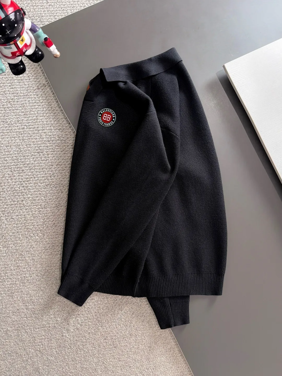 Next day shipping P195 Balenciaga high quality 2026 autumn and winter official website latest sweater, on sale at the same time at the counter Hot Sale! Specially made of wool blended fabric. It feels comfortable and can be directly in contact with the skin. The logo badge is exquisitely embroidered, which is extremely eye-catching! The details highlight the fashionable charm of big brands. Exquisite workmanship. Three-dimensional cutting style. The wearing effect is invincible and handsome! All three standards are complete! Sizes:M-3XL